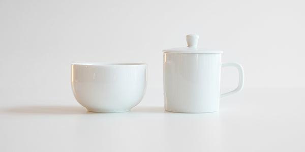 Side view of the competition brewing set. A white ceramic bowl on the left, and a white ceramic brewing vessel on the right.