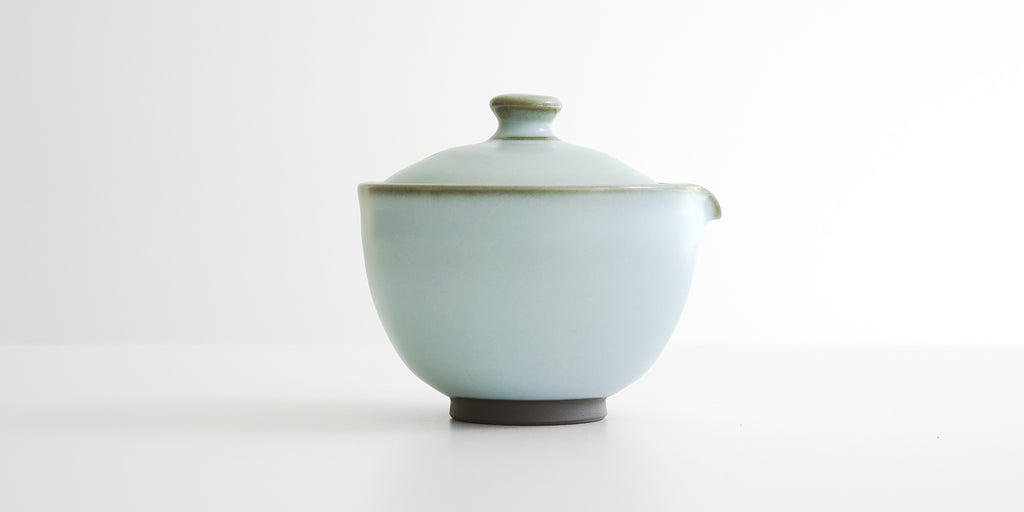 Side view of the shiboridashi, showing the slightly flared lip for improved grip.