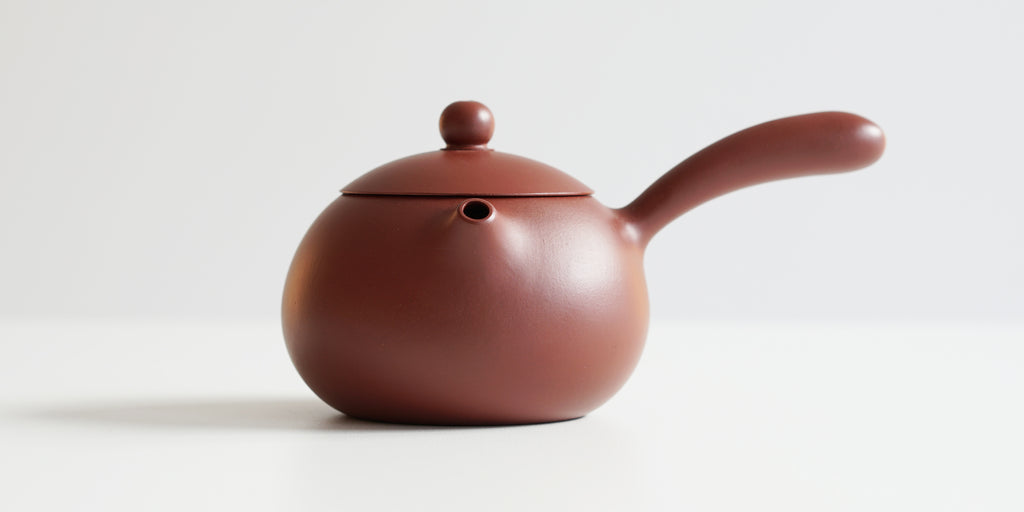 Front view of a terracotta-colored yixing pot.